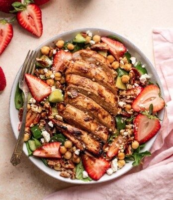 Салат из курицы-гриль и клубники