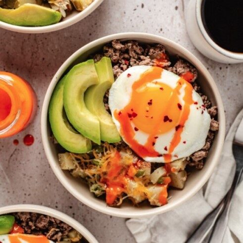 Завтрак с колбасками из оленины в миске