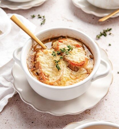 Простой французский луковый суп с тушеным мясом